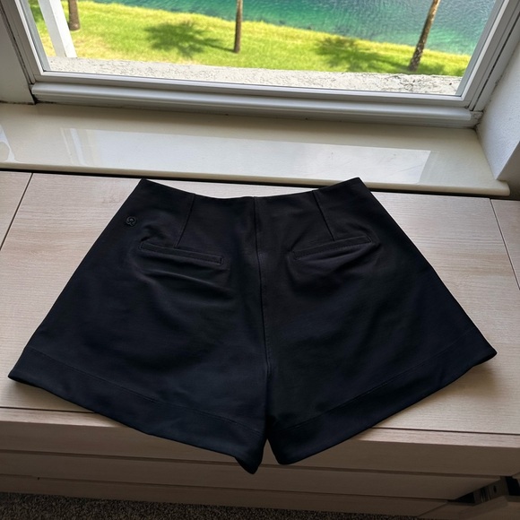 Lululemon Utilitech Relaxed-Fit High-Rise Short 3.5” inseam in Black, Size 12 - Picture 8 of 10
